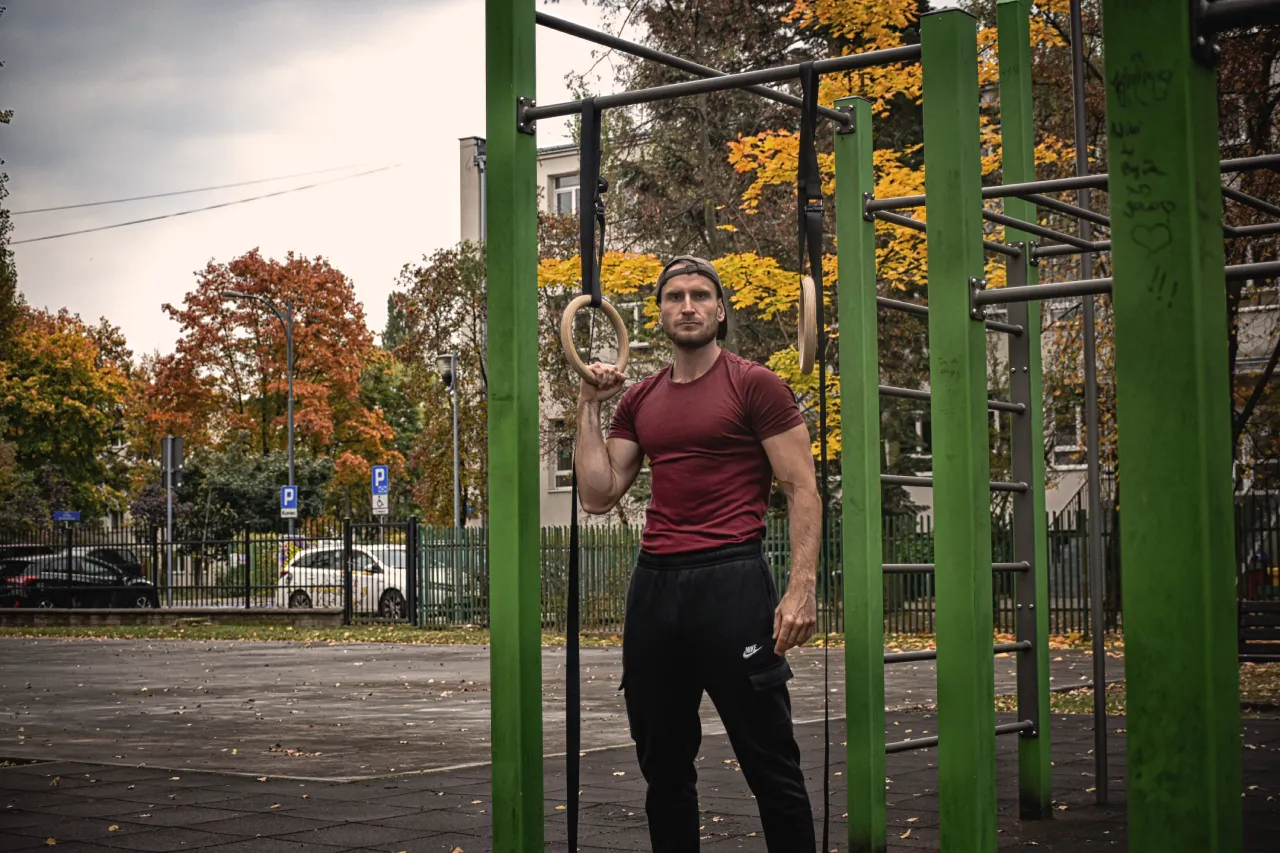 Treningi z kalisteniki Warszawa, na dworze, zajęcia street workout. Trener personalny z kalisteniki, treningi w plenerze z własną masą ciała.